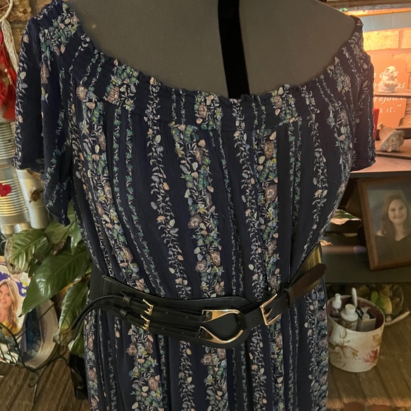 Off shoulder plus dress - Picture 2 of 4